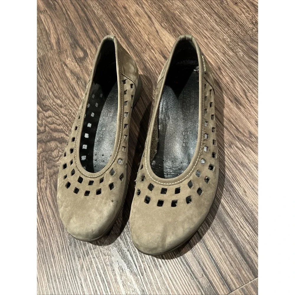 Mephisto Air-Jet Womens Slip-On Perforated  Shoes Size 6.5 Suede Brown